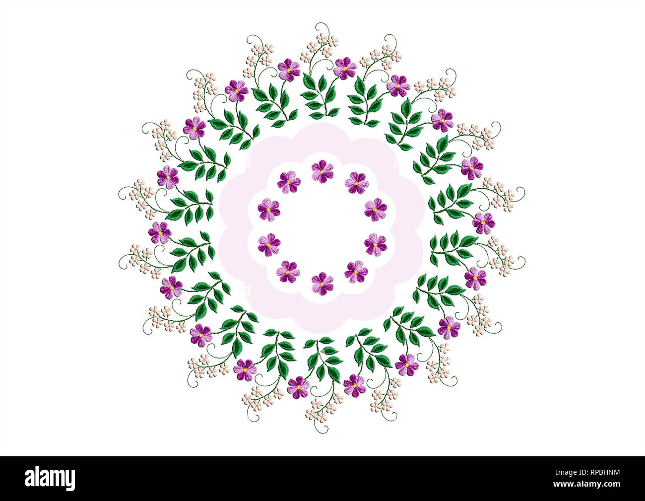 Delicato ghirlanda ovale di ramoscelli ricamati con bianco e fiori viola su sfondo bianco Foto Stock