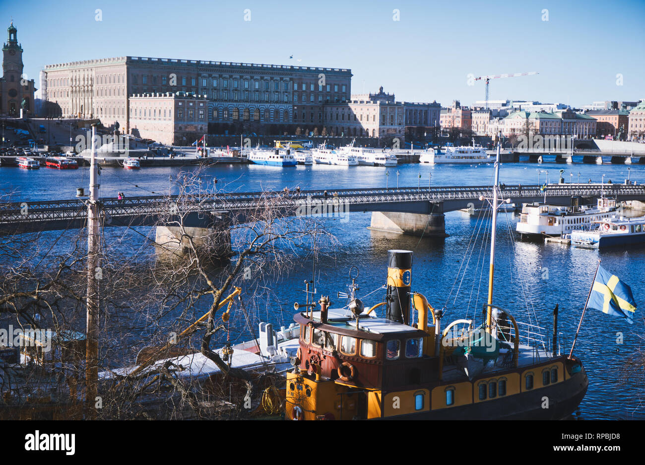 Skeppsholmsbron (Skeppsholm ponte) con Kungliga Slotten (Palazzo Reale) su Gamla Stan in background, Stoccolma, Svezia e Scandinavia Foto Stock