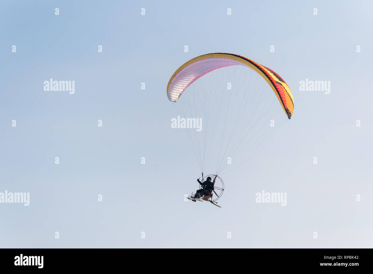 Avventura uomo active sport estremi pilota di volare nel cielo con paramotore parapendio motore di parapendio Foto Stock