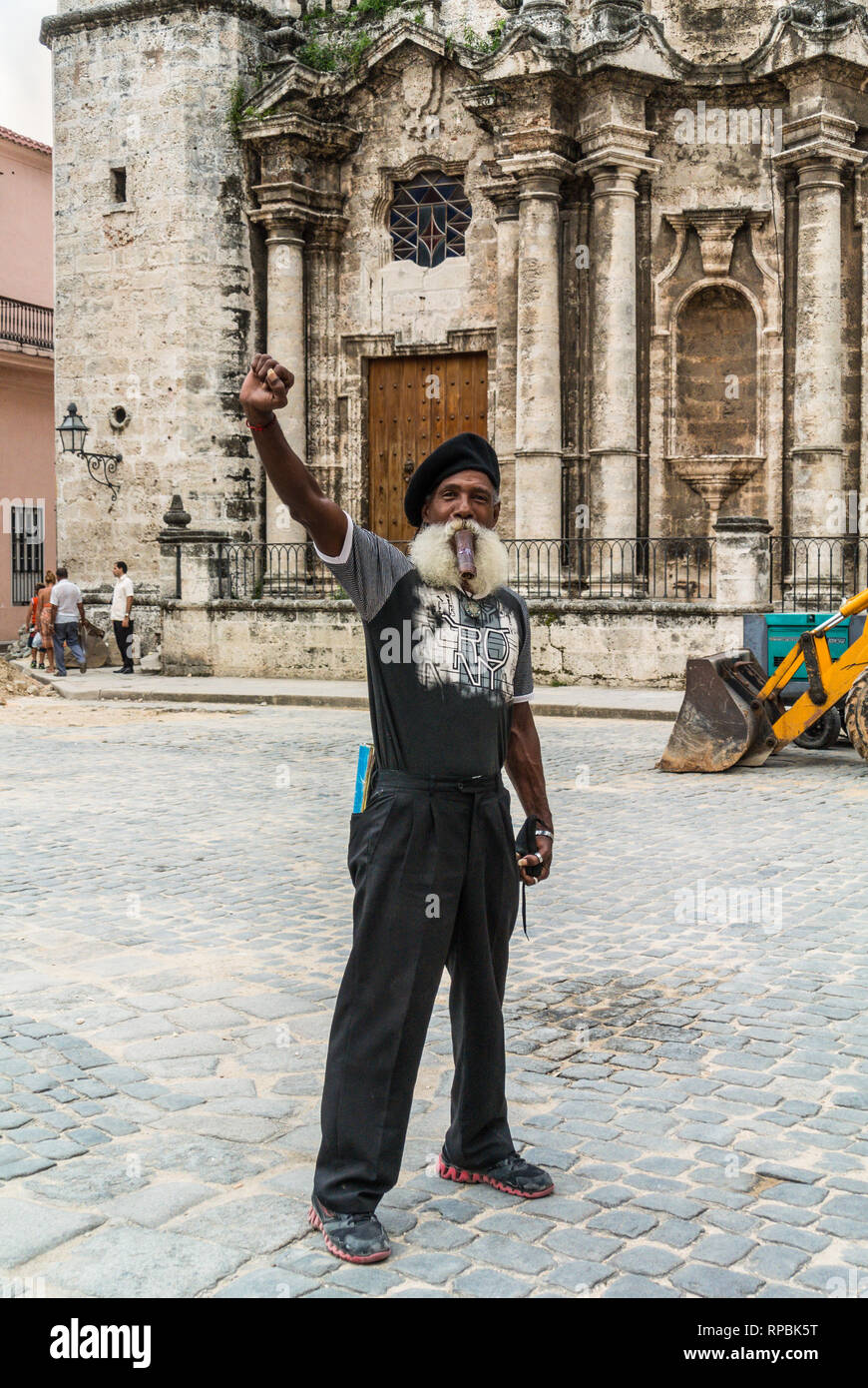 L'Avana, Cuba - 10 Settembre 2013: cubano tradizionale con barba prende una mano e che posano per una foto mentre si fuma grande sigaro cubano nel vecchio Havan Foto Stock
