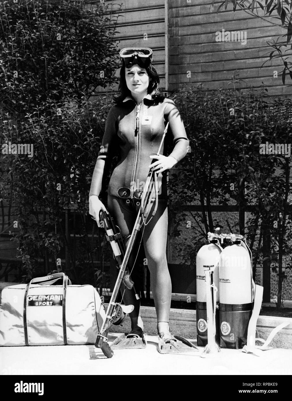 Donna con attrezzature per la pesca subacquea, 1960 Foto Stock