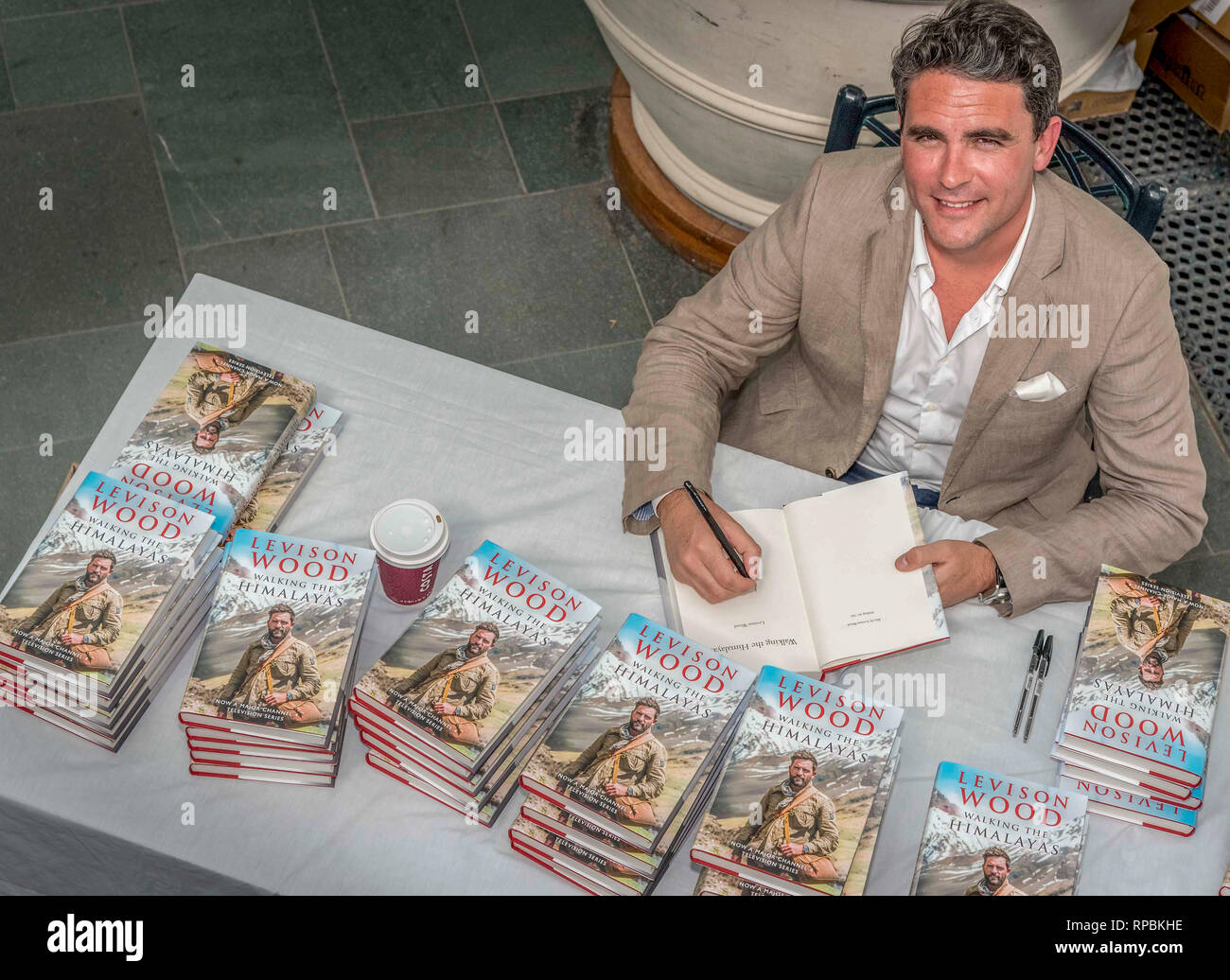 Levison parlare di legno e libro firma. Foto Stock