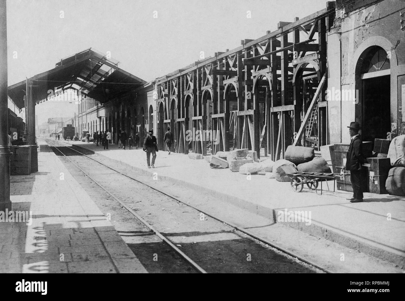 Stazione ferroviaria, MESSINA, SICILIA, ITALIA 1910 Foto Stock