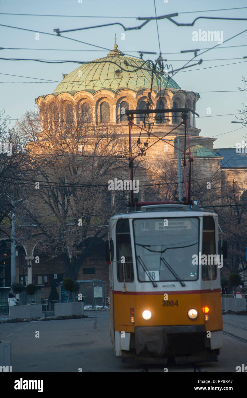 Sveta Nedelya chiesa con il tram, Downtown Sofia, Bulgaria Foto Stock