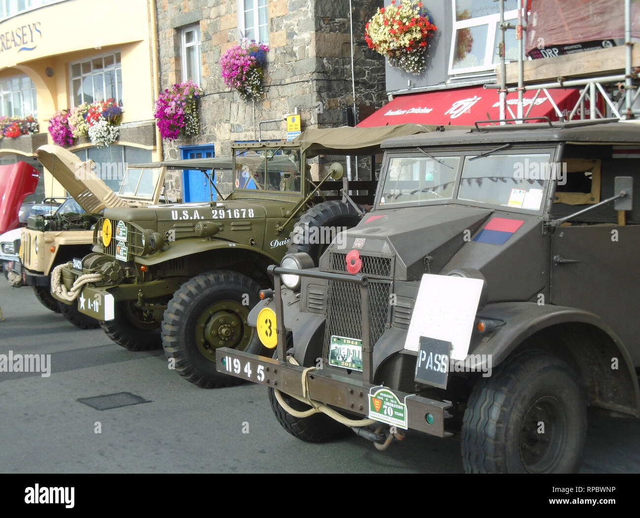 Militare vecchio WW2 jeep sul display all'avvio prima dell'annuale Val des Terres Hill Climb in St Peter Port Guernsey, Isole del Canale.UK. Foto Stock Militare vecchio WW2 jeep sul display all'avvio prima dell'annuale Val des Terres Hill Climb in St Peter Port Guernsey, Isole del Canale.UK. Foto Stock