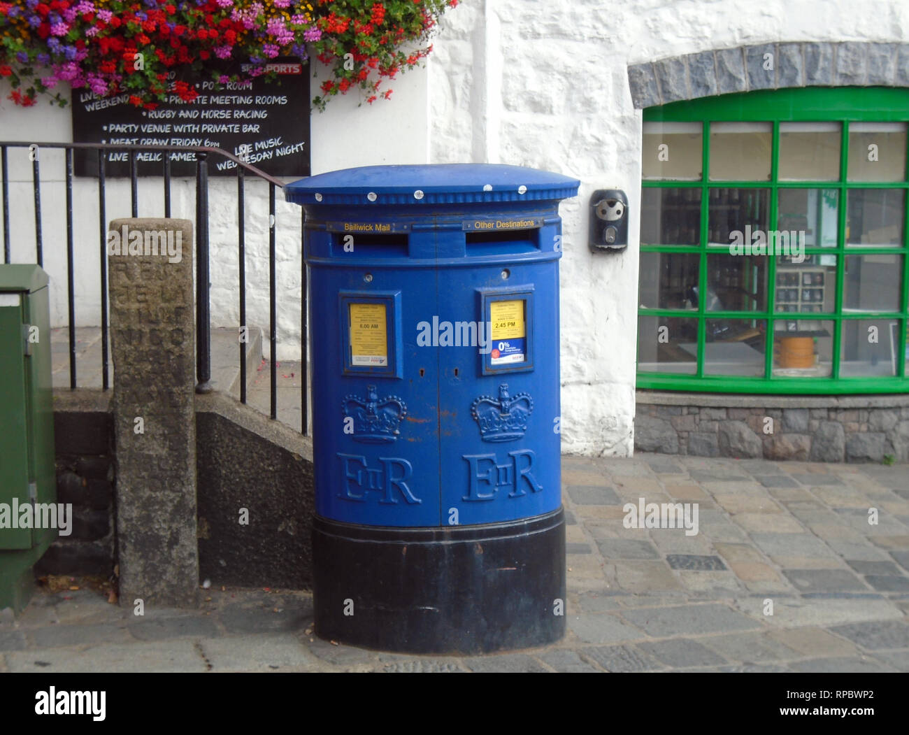 Blue Post Box al di fuori dell'Albion Traven nella piazza della chiesa di St Peter Port Guernsey, Isole del Canale.UK. Foto Stock