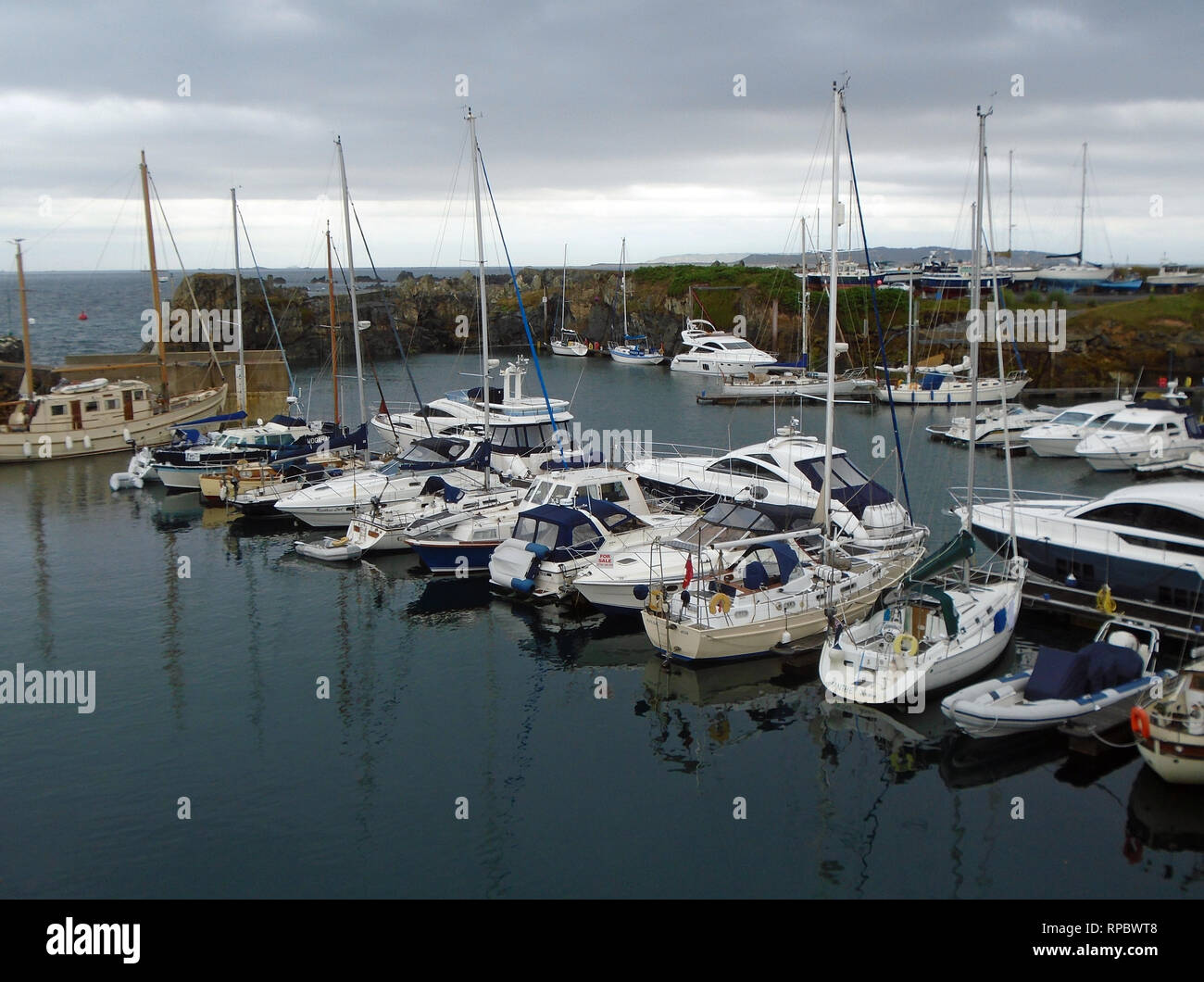 Barche ormeggiate nella vecchia cava allagata di Beaucette Marina, Guernsey, Isole del Canale.UK. Foto Stock