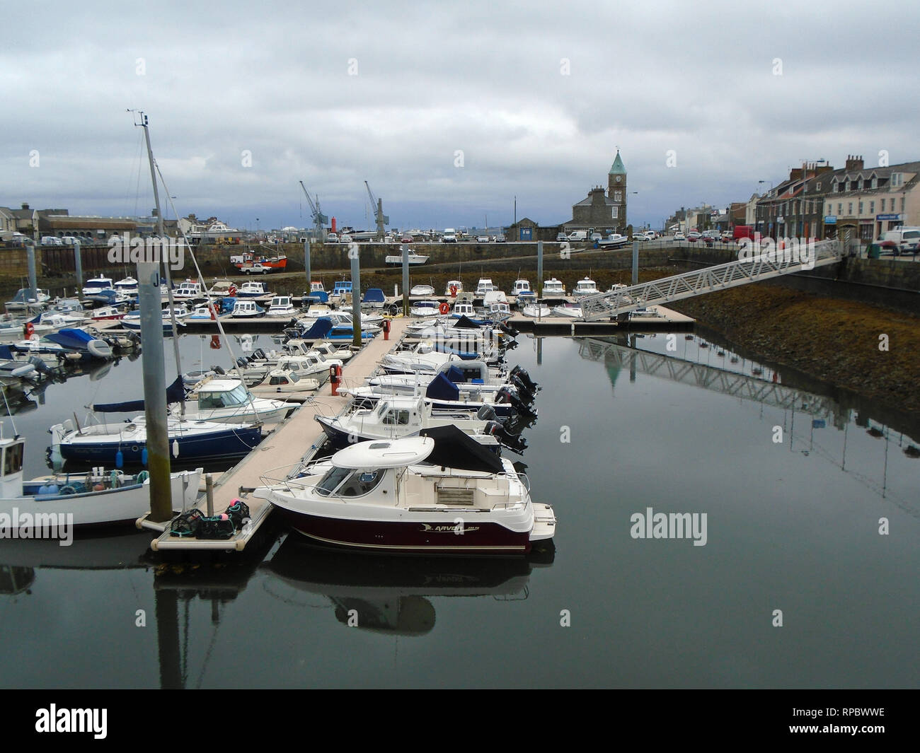 Barca a vela e barche da diporto ormeggiata nel porto di San Sansone, Guernsey, Isole del Canale.UK. Foto Stock