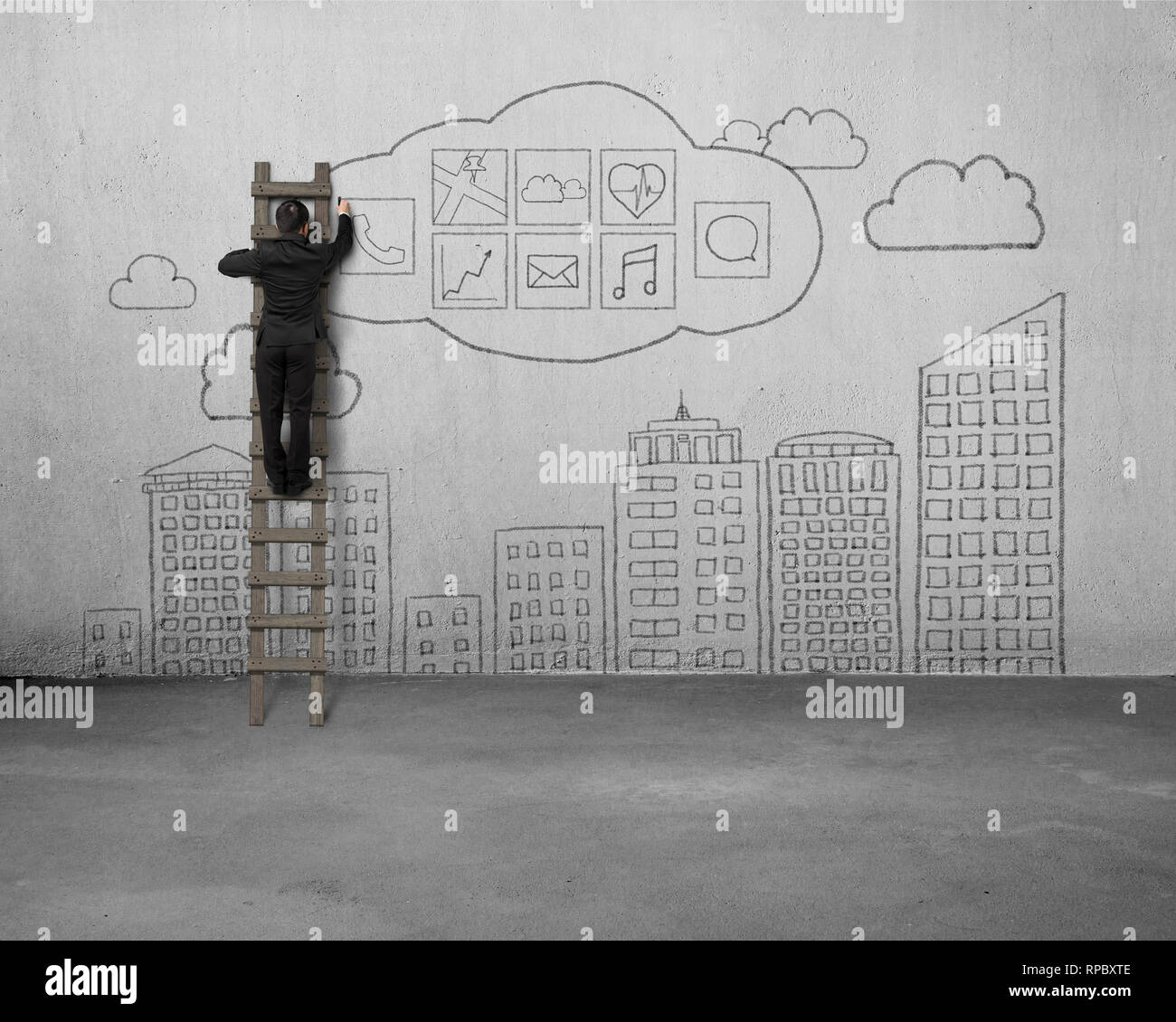 Imprenditore arrampicata e disegno icona app con sky edifici scarabocchi sul muro di cemento sullo sfondo Foto Stock
