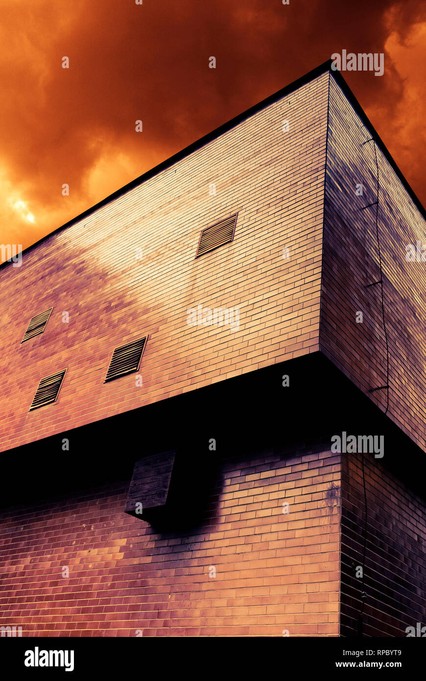 Tegole rosse edificio e drammatico sky Foto Stock
