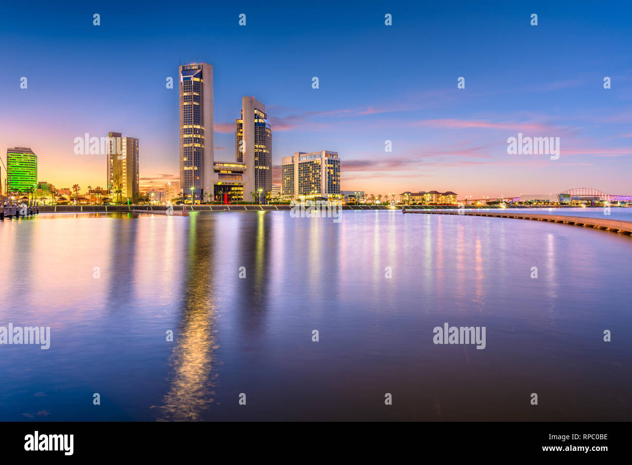 Il Corpus Christi, Texas, Stati Uniti d'America skyline sulla baia di sera. Foto Stock