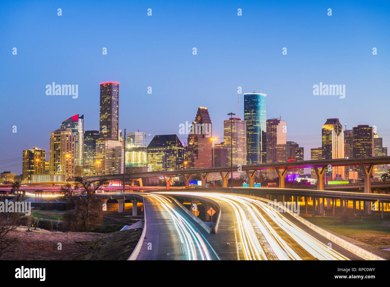 Houston, Texas, Stati Uniti d'America downtown skyline della città e l'autostrada al crepuscolo. Foto Stock