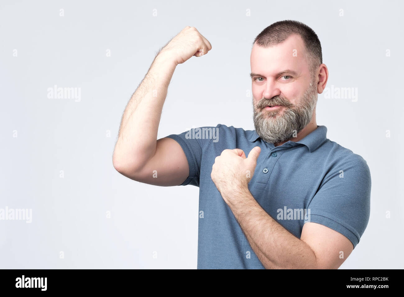 Bello del medioevo europeo uomo barbuto oltre che mostra il muscolo del braccio Foto Stock