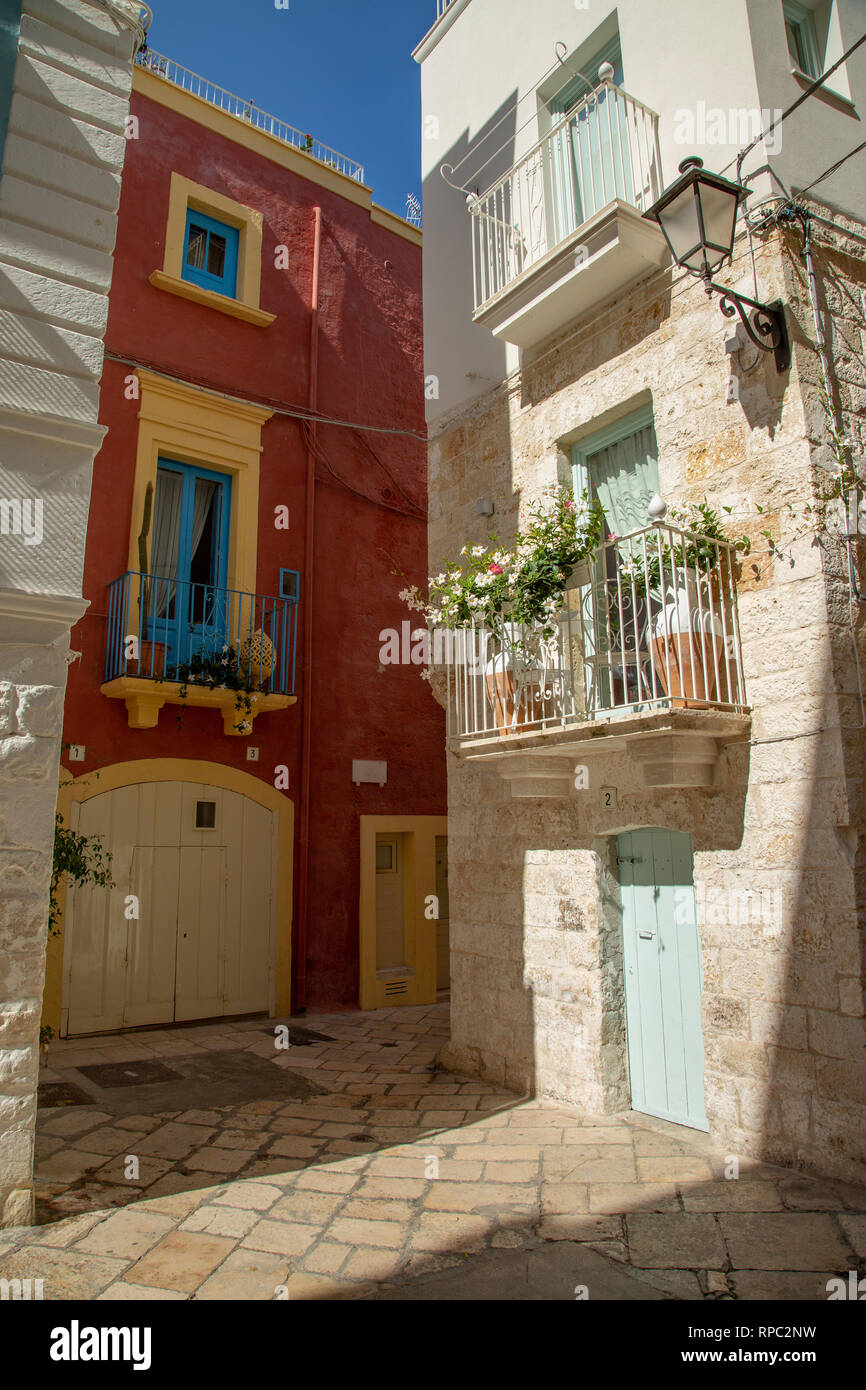 Bellissima oldtown balocny a Polignano a mare città Sauthern, Italia Foto Stock