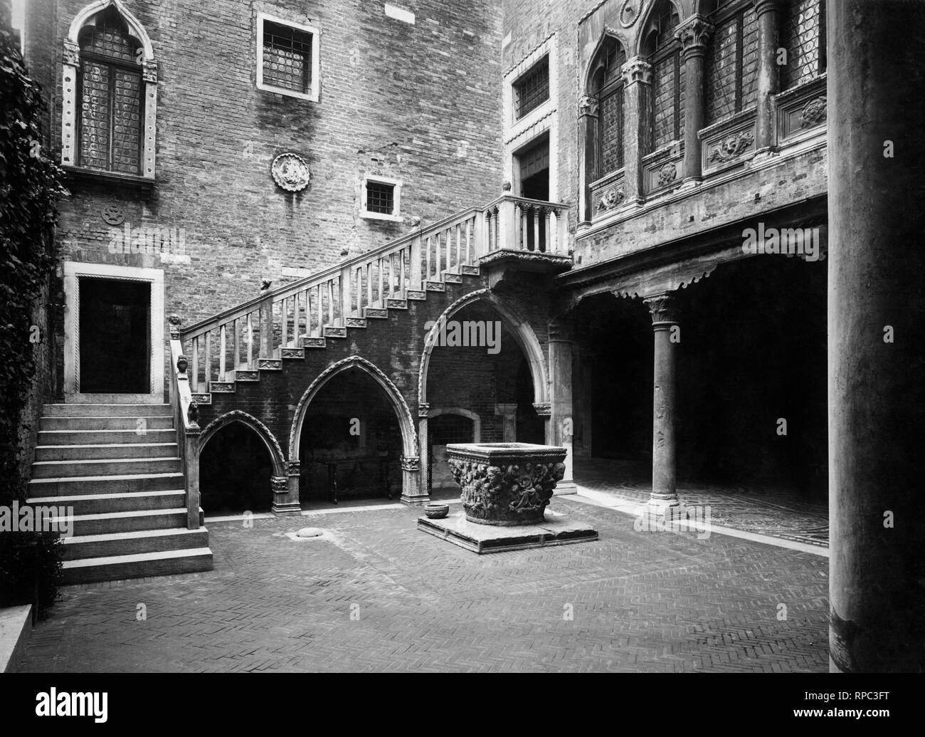 L'Italia, Veneto, Venezia, il cortile di Ca' d'oro, 1920-30 Foto Stock