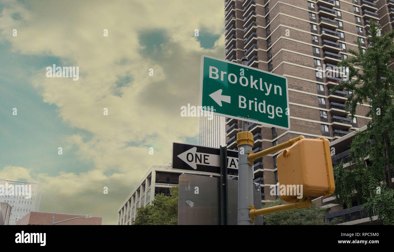 Manhattan, New York, Stati Uniti d'America, 14 ottobre 2018. Ponte di Brooklyn segno posto con edifici in background contro un cielo nuvoloso. Foto Stock
