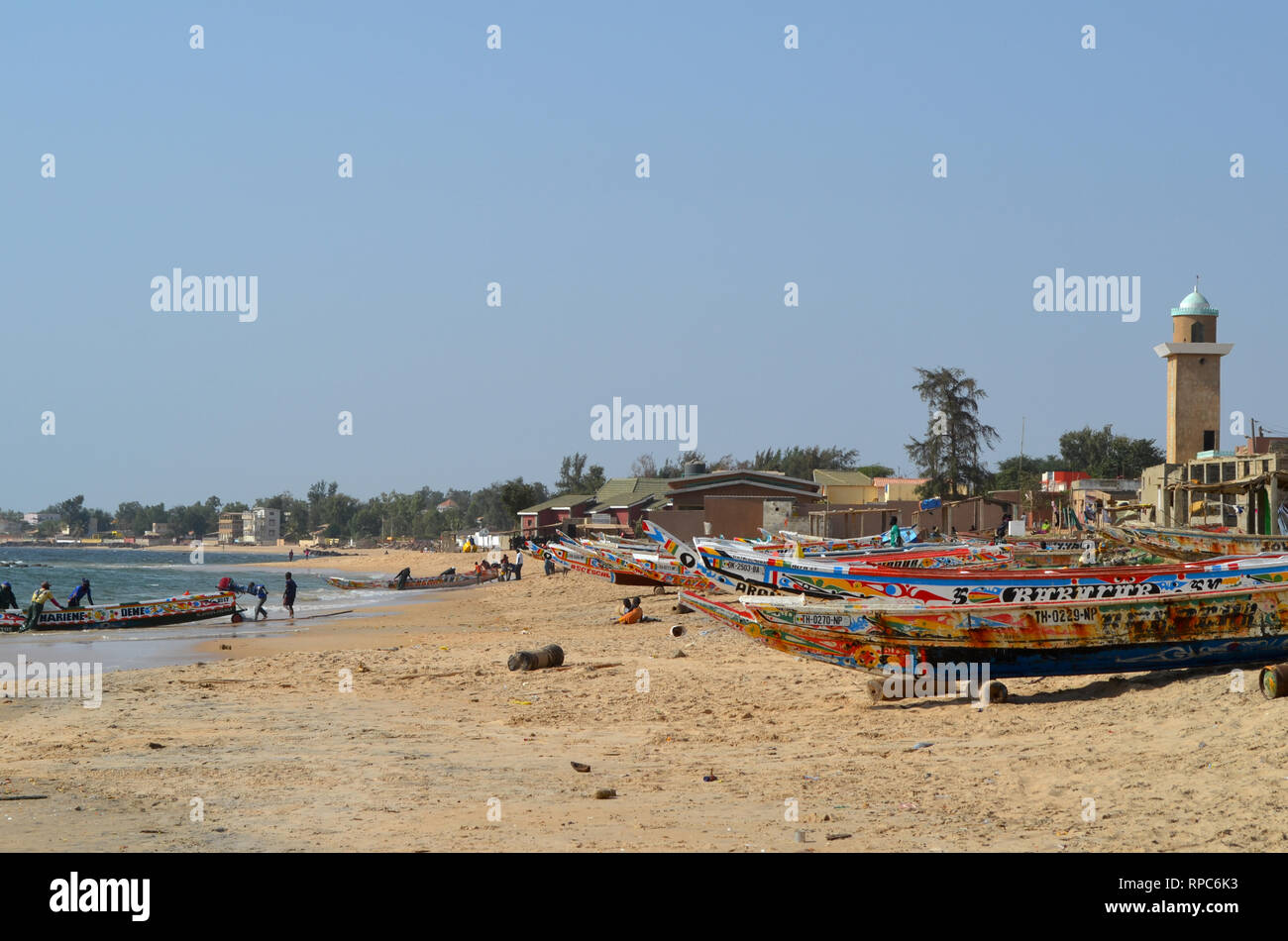 Piroghe utilizzate nella alacce pesca in una spiaggia di La Petite Cote, Senegal Africa occidentale Foto Stock