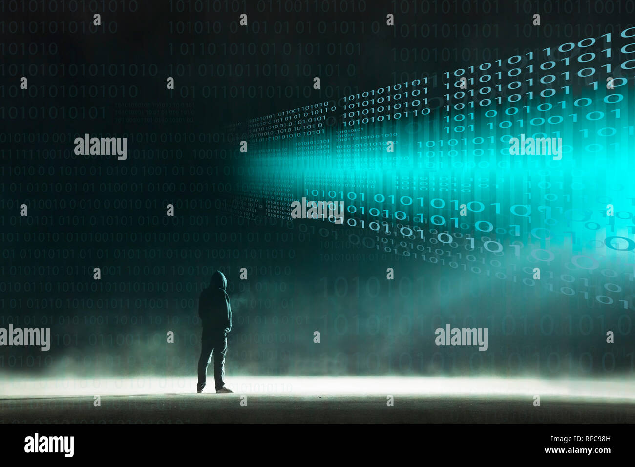 Un cyber crime concetto di lone incappucciati figura guardando incandescente numeri su una oscura notte nebbiosa. Foto Stock