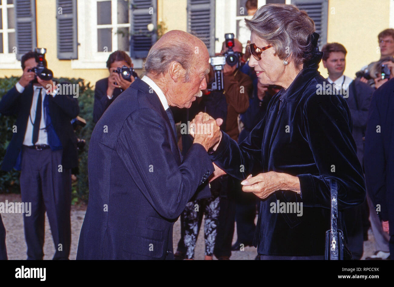 Joachim Egon Fürst zu Fürstenberg kondoliert Tatiana Prinzessin von Metternich-Winneburg bei der Beerdigung ihres Ehemanns Paolo Alfons Prinz von Metternich-Winneburg in Geisenheim, Deutschland 1992. Joachim Principe Egon di Fuerstenberg dando le condoglianze di Tatiana Princess von Metternich-Winneburg al funerale di suo marito Paolo Alfons principe von Metternich-Winneburg a Geisenheim, Germania 1992. Foto Stock