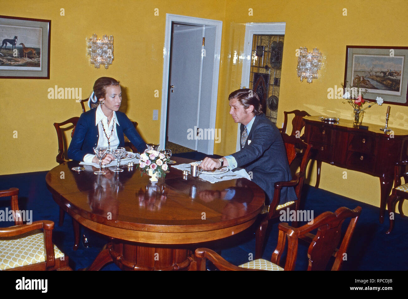 Albert Darboven mit Ehefrau Edda, geb. Prinzessin von Anhalt ad Amburgo, Deutschland 1975. Albert Darboven con sua moglie Edda, nee Princess von Anhalt a Amburgo, Germania 1975. Foto Stock