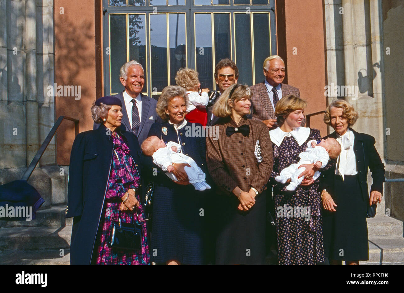 Marie Louise Prinzessin von Schönburg Glauchau, geb. von Preußen (untere Reihe, 2. v. l.), bei einer Taufe, Deutschland 1986. Marie Louise Princess von Schoenburg Glauchau, nee di Prussia (fila inferiore, la seconda da sinistra) a un battesimo, Germania 1986 Foto Stock