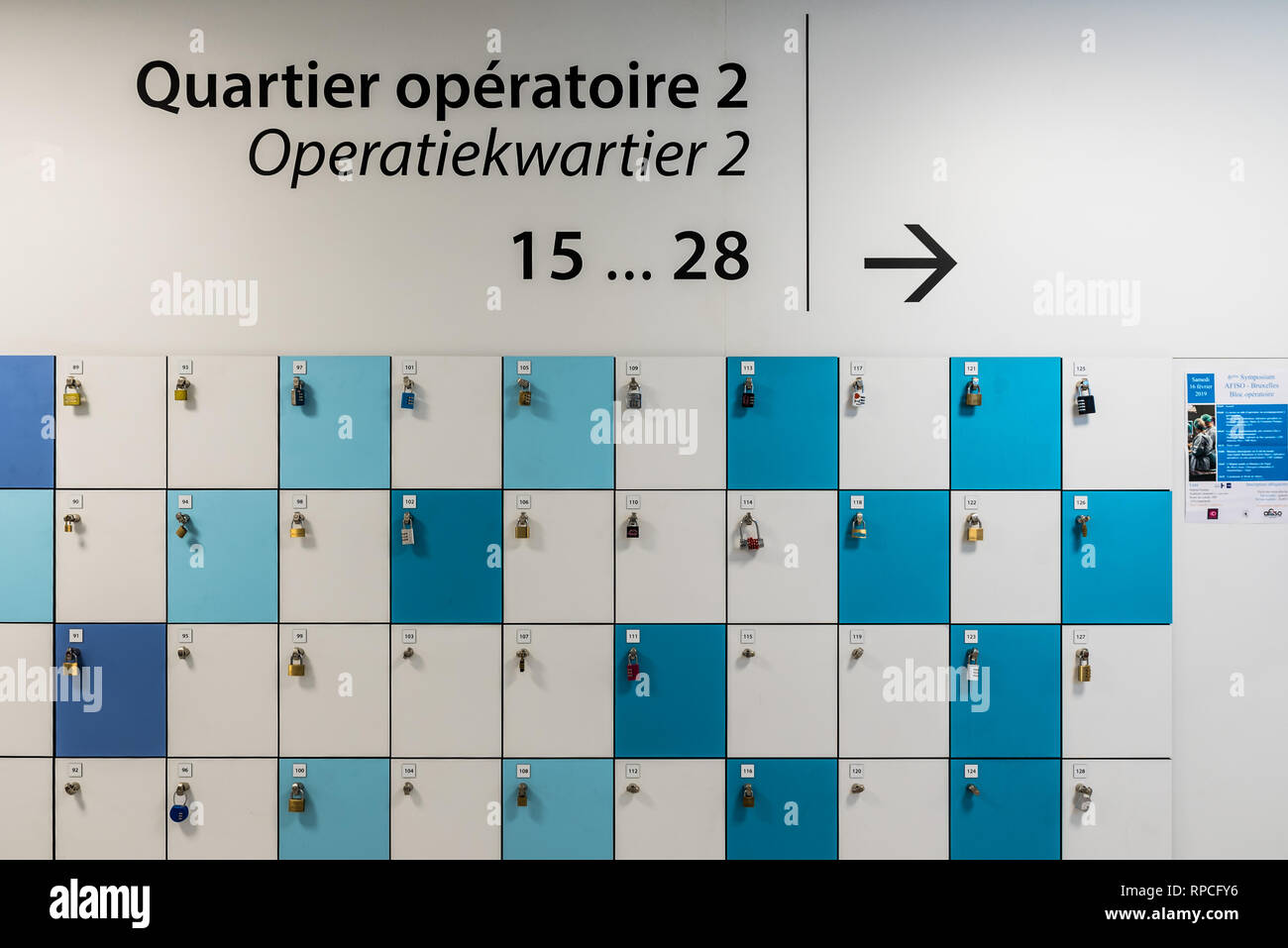 Auderghem, Bruxelles / Belgio - 02 18 2019: armadietti con lucchetti e cartelli di indicazione per il reparto di chirurgia Foto Stock
