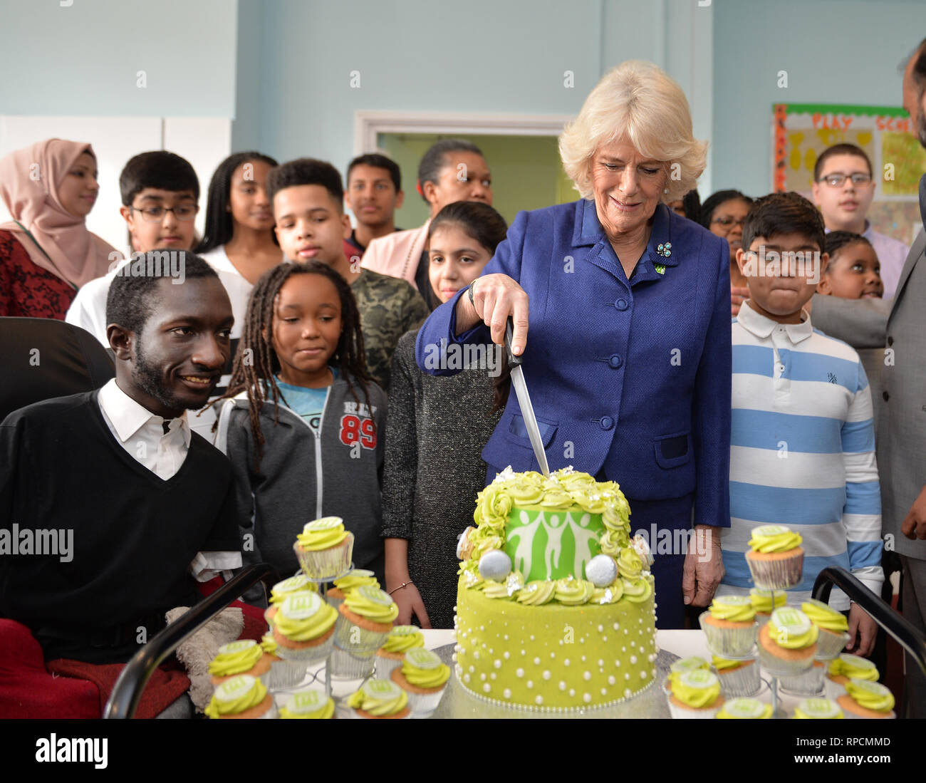 La duchessa di Cornovaglia il patrono di Barnardo carità della taglia una fetta di torta per celebrare l'apertura di un re-modellato area di gioco della Barnardo salubrità del mozzo a Ilford Essex. Foto Stock