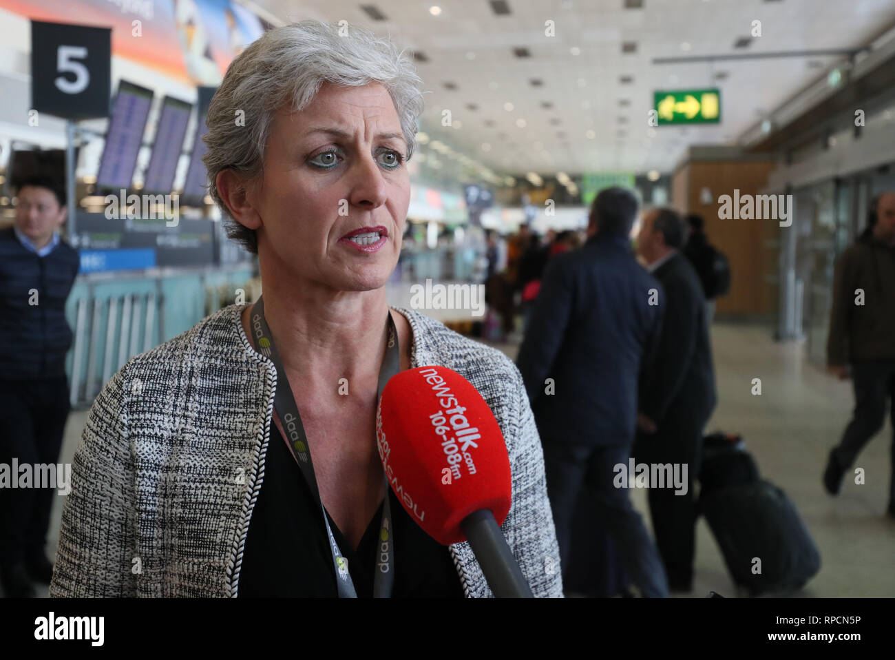 Siobhan O'Donnell, portavoce per l'aeroporto di Dublino, parlando ai media nel Terminal 1 dopo aver confermato un drone avvistamento ha costretto la sospensione temporanea delle operazioni aeroportuali. Foto Stock