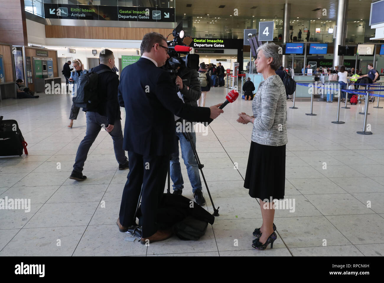 Siobhan O'Donnell, portavoce per l'aeroporto di Dublino, parlando ai media nel Terminal 1 dopo aver confermato un drone avvistamento ha costretto la sospensione temporanea delle operazioni aeroportuali. Foto Stock