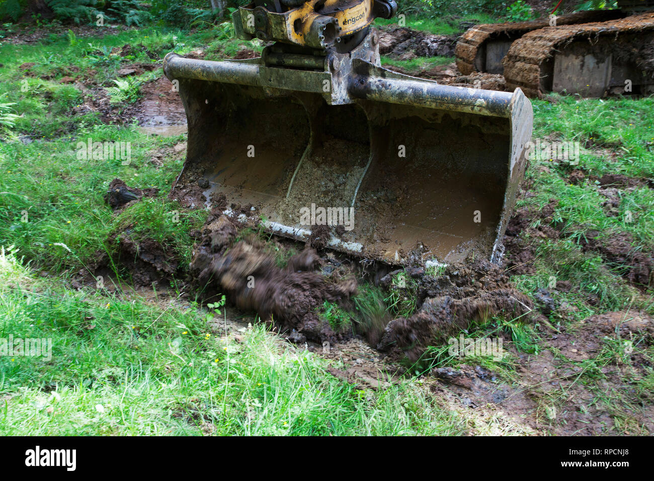 Digger coinvolti nel flusso di lavoro di restauro Wootton New Forest National Park Hampshire REGNO UNITO Inghilterra Agosto 2016 Foto Stock