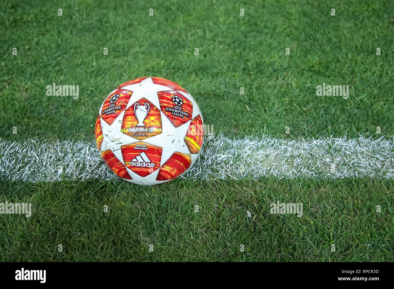 Salonicco, Grecia - 19 Febbraio 2019: Gazzetta Champions League calcio palla in campo prima della partita UEFA campionato giovanile per il secondo round scommessa Foto Stock