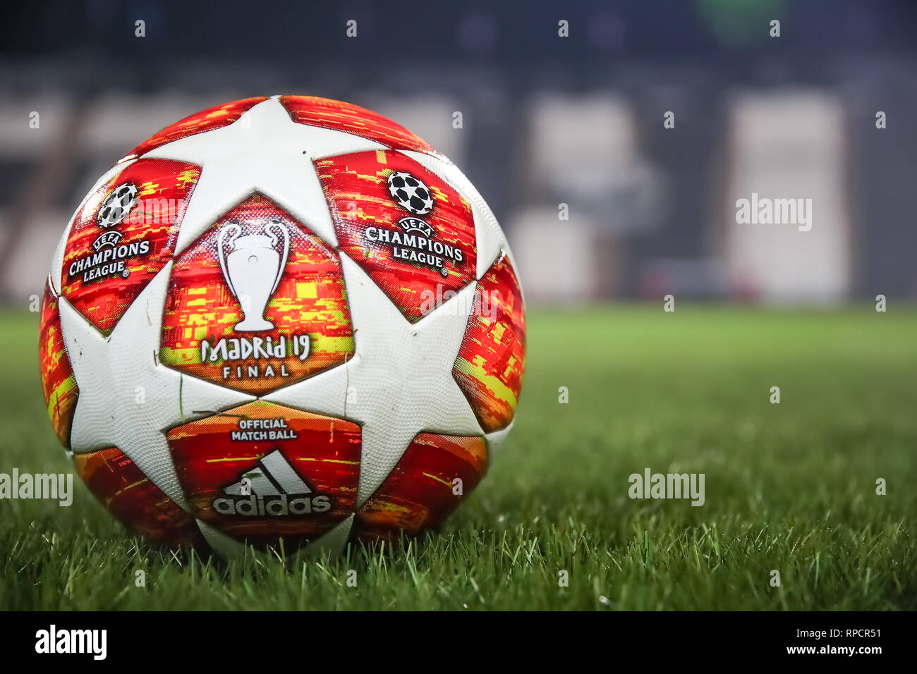 Salonicco, Grecia - 19 Febbraio 2019: Gazzetta Champions League calcio palla in campo prima della partita UEFA campionato giovanile per il secondo round scommessa Foto Stock