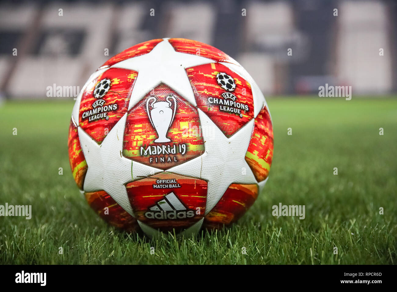 Salonicco, Grecia - 19 Febbraio 2019: Gazzetta Champions League calcio palla in campo prima della partita UEFA campionato giovanile per il secondo round scommessa Foto Stock