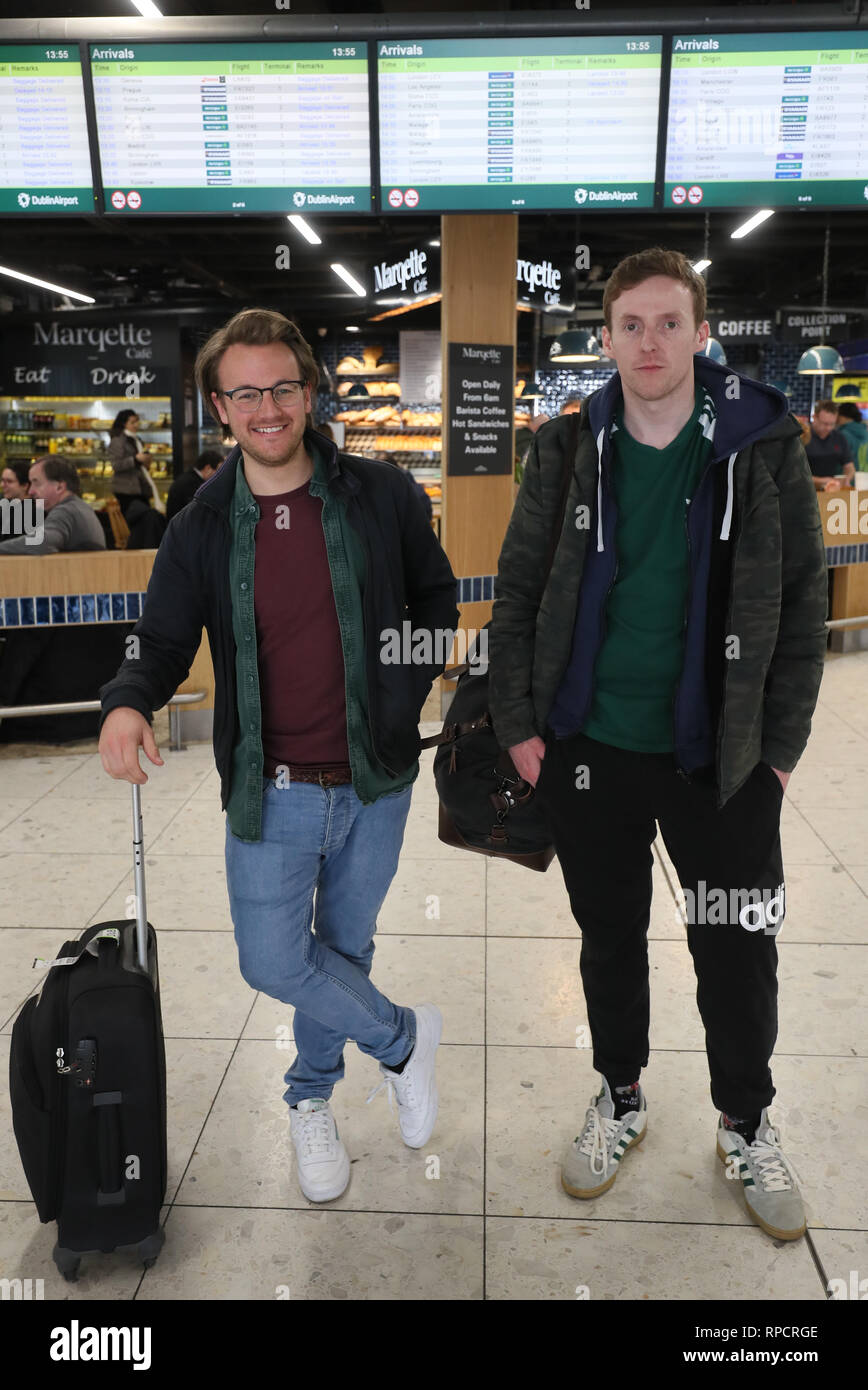 Tom Howlett (sinistra) e Chris Hamill, dal distretto del lago che arrivano all'aeroporto di Dublino dopo il loro volo da Manchester è stata ritardata quando un drone ha confermato avvistamento ha costretto la sospensione temporanea delle operazioni aeroportuali. Foto Stock