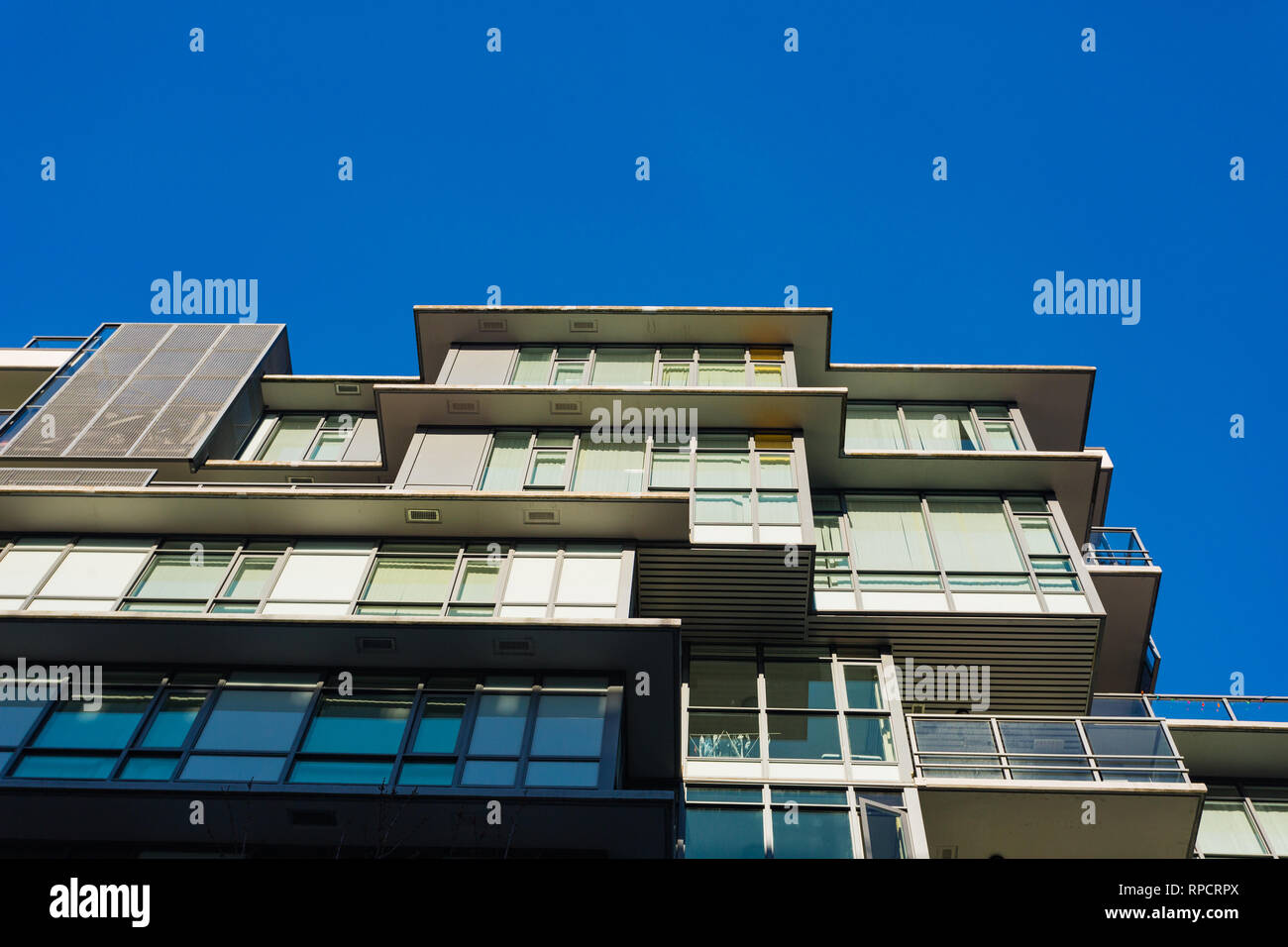 Edificio di appartamenti. Basso edificio di appartamenti in una giornata di sole in British Columbia, Canada Foto Stock