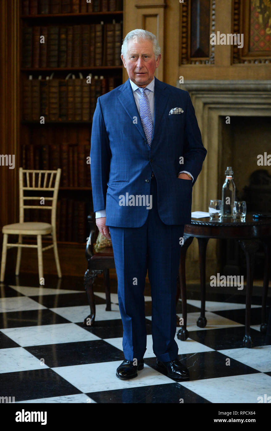 Il Principe di Galles durante la sua visita a Lambeth Palace di Londra, dove ha presentato il Cranmer premi al libro di preghiera della società trentesimo concorso annuale. Foto Stock