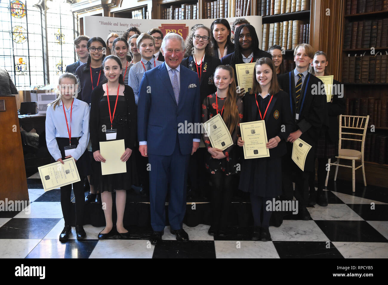 Il Principe di Galles durante la sua visita a Lambeth Palace di Londra, dove ha presentato il Cranmer premi al libro di preghiera della società trentesimo concorso annuale. Foto Stock