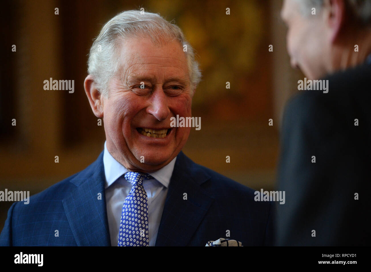 Il Principe di Galles durante la sua visita a Lambeth Palace di Londra, dove ha presentato il Cranmer premi al libro di preghiera della società trentesimo concorso annuale. Foto Stock