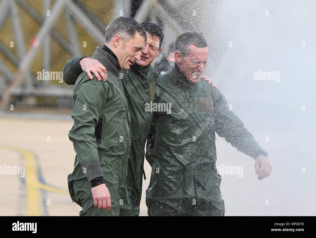 Il capo del personale aereo AIR CHIEF MARSHAL sir Stephen Hillier (a destra), RAF Marham comandante stazione gruppo capitano Ian 'Cabina' Townsen e Squadron Leader Chris Whitehair (sinistra) sono fornite di un tradizionale immersione da fire Crew dopo aver completato i loro voli finale in un Tornado GR4 avanti dei velivoli pensionamento il mese prossimo. Foto Stock