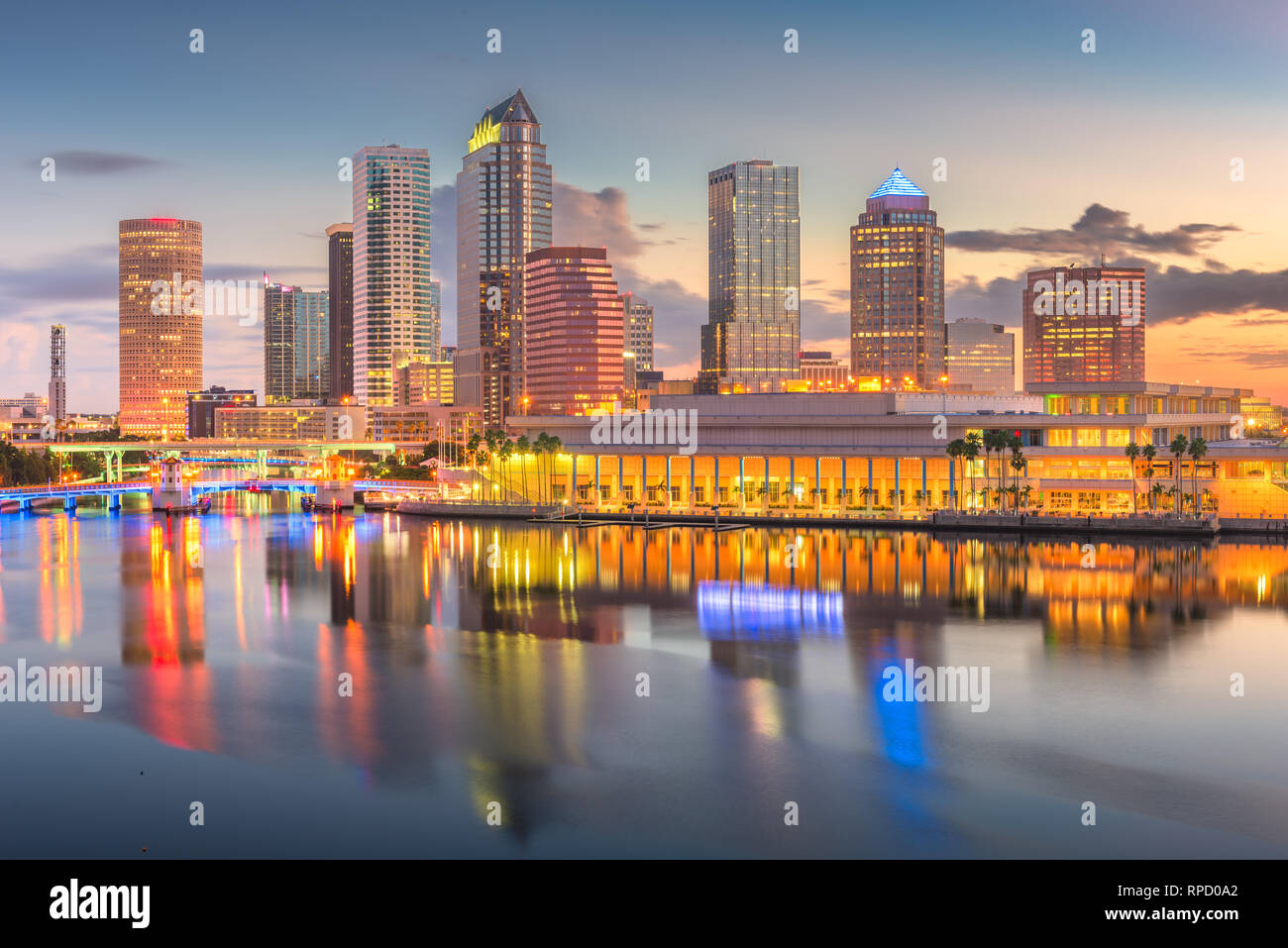 Tampa, Florida, Stati Uniti d'America skyline del centro della baia all'alba. Foto Stock