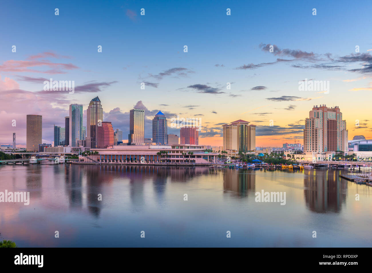 Tampa, Florida, Stati Uniti d'America skyline del centro della baia all'alba. Foto Stock
