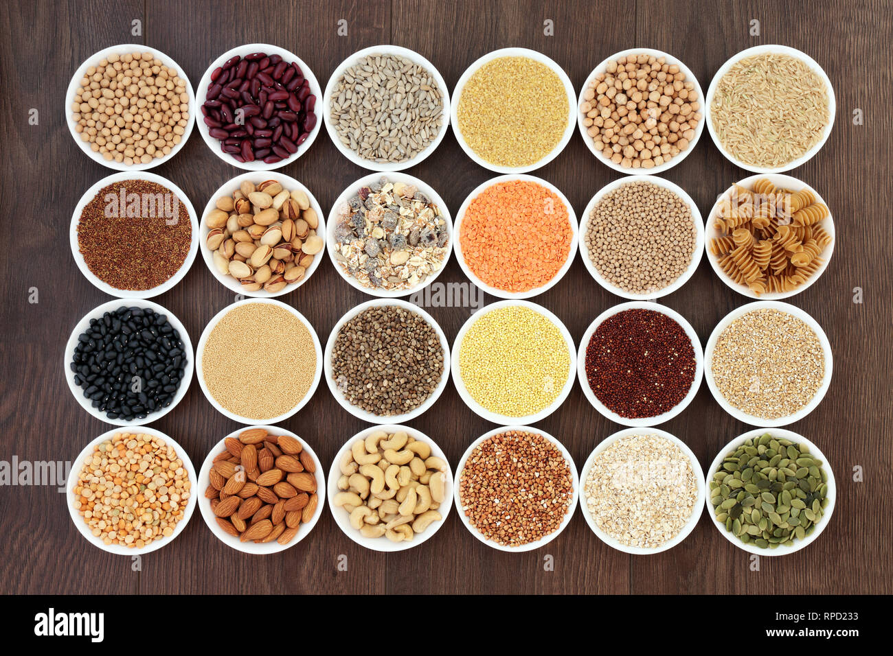 Vegano essiccato della salute alimentare con cereali, noci, semi, sos mix, cereali integrali, pasta e legumi. Foto Stock