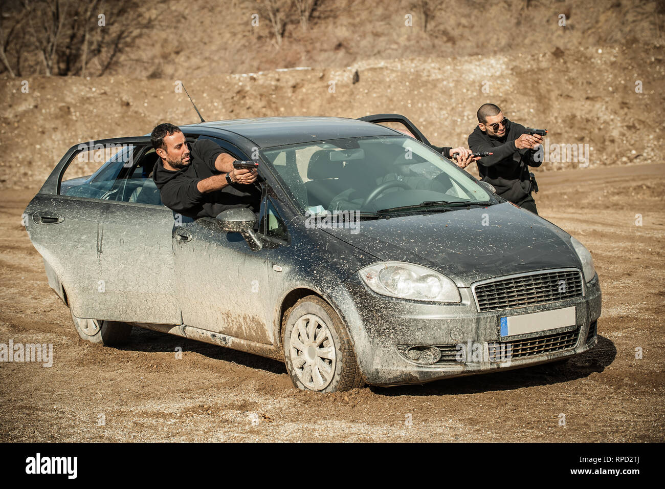 Agente di polizia e guardia del corpo di azione di formazione spari dall'auto. Agente speciale team addestramento alle armi e il corso su outdoor tiro a segno Foto Stock