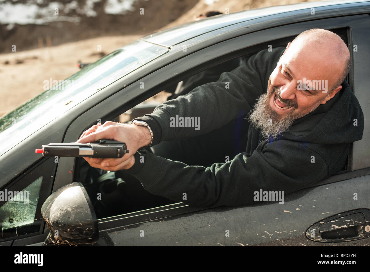 Agente di polizia e guardia del corpo di azione di formazione spari dall'auto. Agente speciale team addestramento alle armi e il corso su outdoor tiro a segno Foto Stock