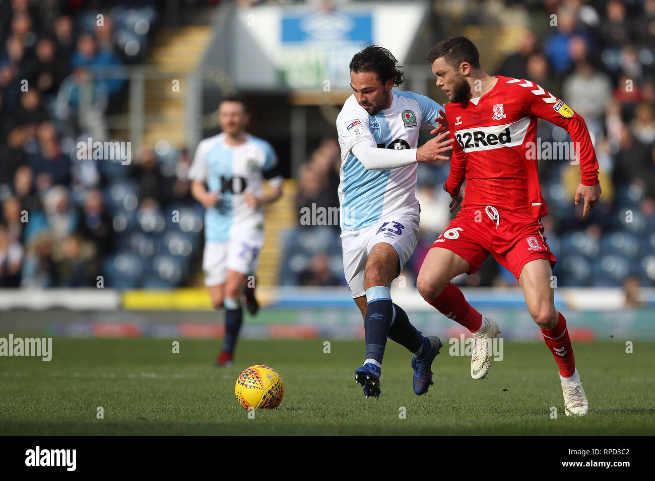 BLACKBURN, Regno Unito 17TH FEBRUARYJonathan Howson di Middlesbrough e Bradley Dack di Blackburn Rovers durante il cielo di scommessa match del campionato tra Blackburn Rovers e Middlesbrough a Ewood Park di Blackburn domenica 17 febbraio 2019. (Credit: Mark Fletcher | MI News) Foto Stock