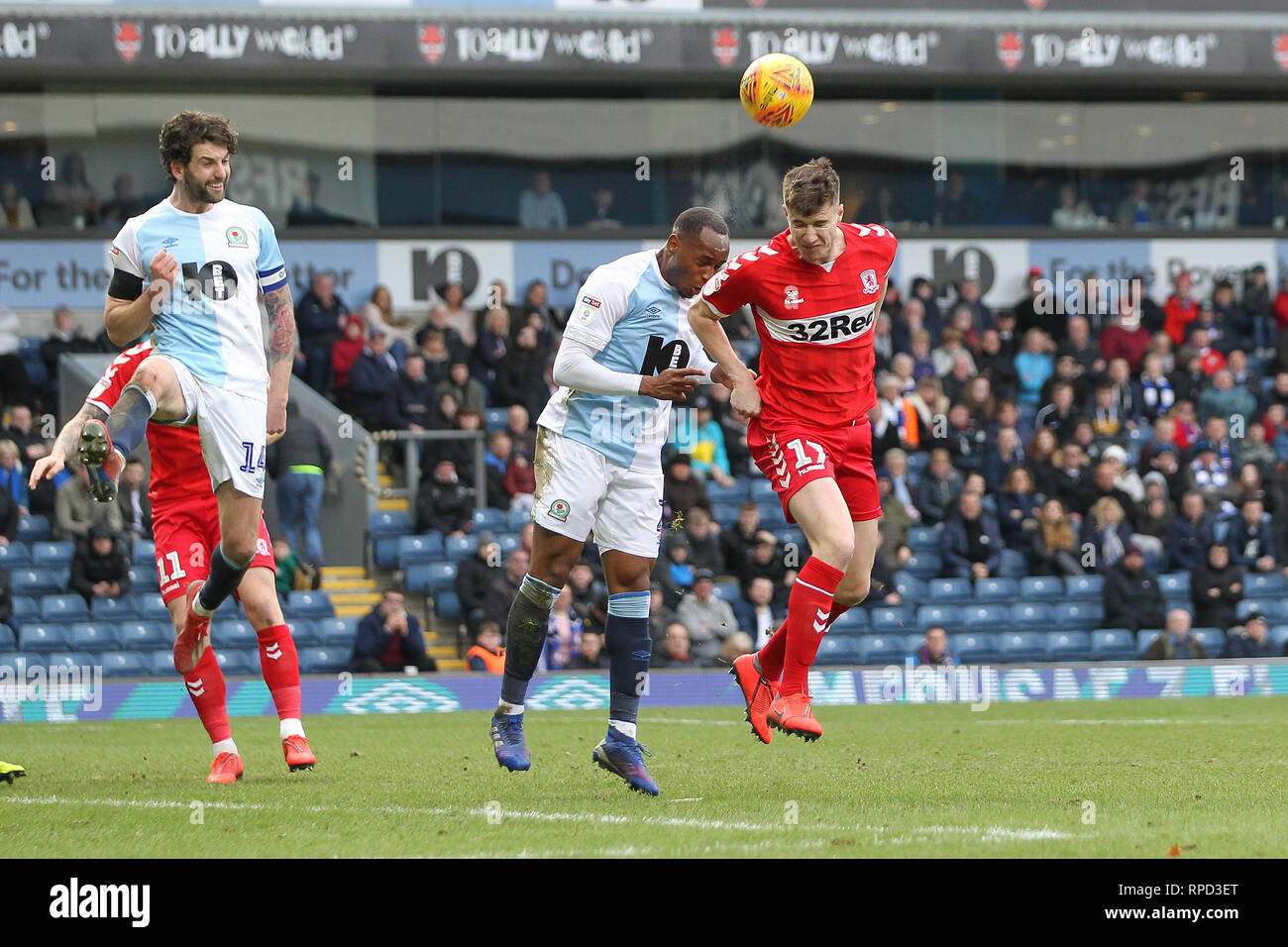 BLACKBURN, Regno Unito 17Febbraio Paddy McNairomb contesta una testata con Ryan Nyambe durante il cielo di scommessa match del campionato tra Blackburn Rovers e Middlesbrough a Ewood Park di Blackburn domenica 17 febbraio 2019. (Credit: Mark Fletcher | MI News) Foto Stock