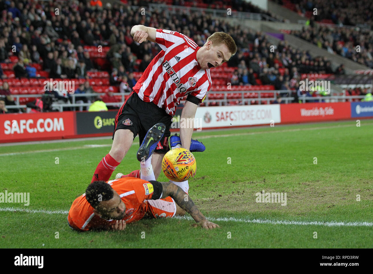 SUNDERLAND, Regno Unito. 12Febbraio. Duncan Watmore di Sunderland e Blackpool inclinazione Curtis durante la scommessa del Cielo lega 1 corrispondenza tra Sunderland e Blackpool allo stadio di luce, Sunderland martedì 12 febbraio 2019. (Credit: Mark Fletcher | MI News) Foto Stock