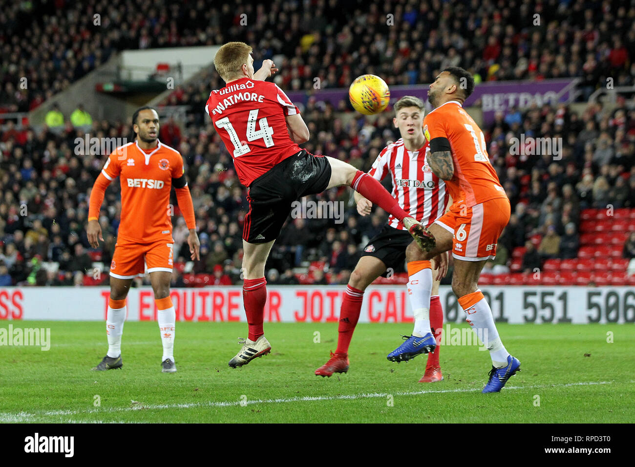 SUNDERLAND, Regno Unito. 12Febbraio. Duncan Watmore di Sunderland e Blackpool inclinazione Curtis durante la scommessa del Cielo lega 1 corrispondenza tra Sunderland e Blackpool allo stadio di luce, Sunderland martedì 12 febbraio 2019. (Credit: Mark Fletcher | MI News) Foto Stock