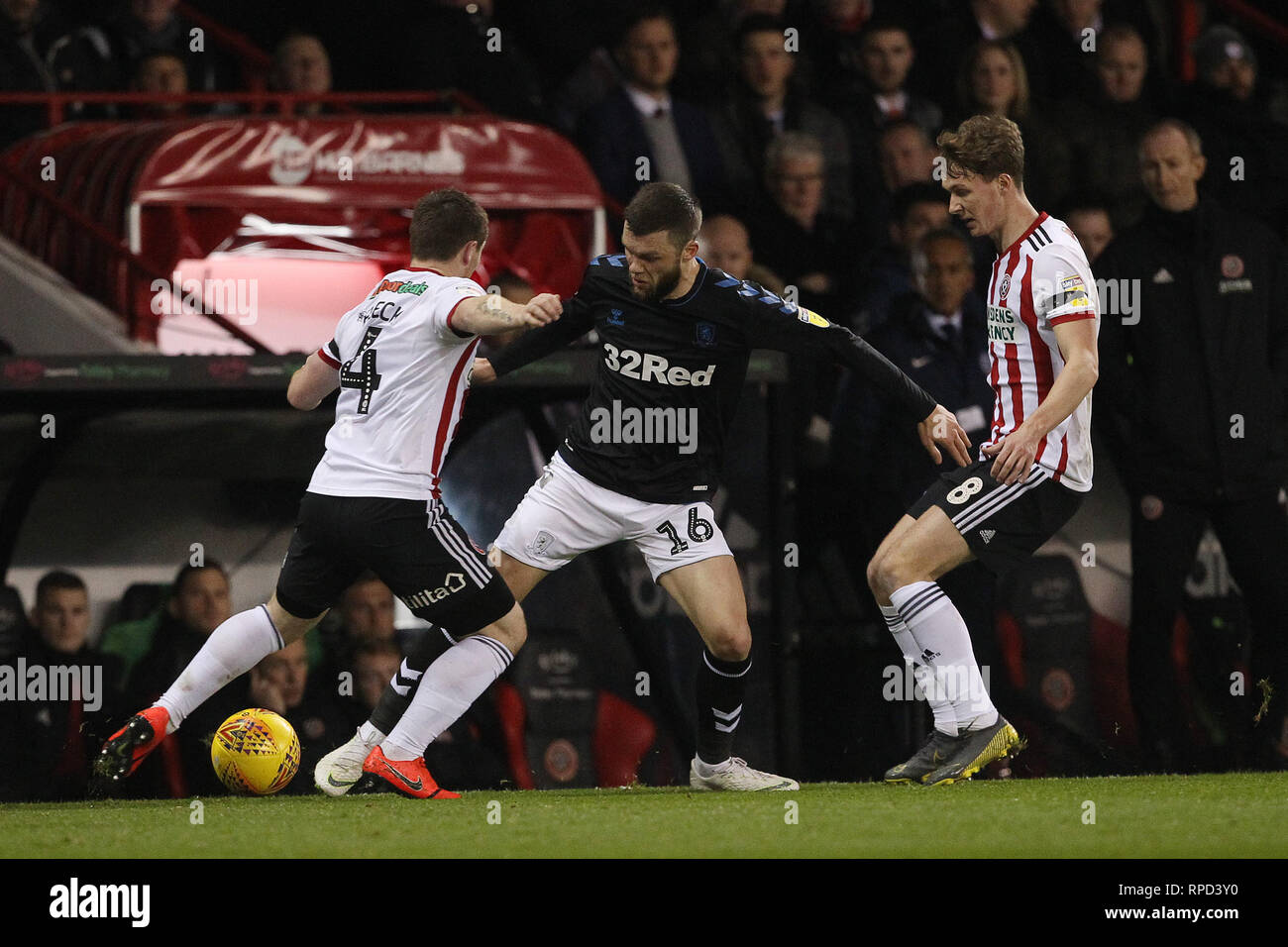 SHEFFIELD, UK 13Febbraio Jonathan Howson di Middlesbrough e Sheffield Regno John Fleck (L) e Kieran Dowell durante il cielo di scommessa match del campionato tra Sheffield United e Middlesbrough a Bramall Lane, Sheffield mercoledì 13 febbraio 2019. (Credit: Mark Fletcher | MI News) Foto Stock