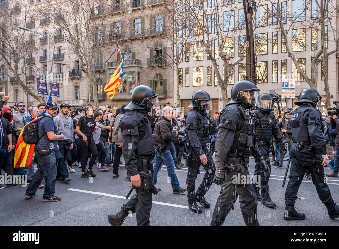 Agente della polizia Mossos d'Escuadra sono visti in ritiro dopo aver fatto diverse accuse contro i dimostranti durante lo sciopero. Uno sciopero generale in Catalogna alla domanda, i diritti di libertà e di denunciare le prove che si svolgono presso la Suprema Corte di Giustizia di Madrid. Organizzato dall'intersindical-CsC, numerosi manifestanti hanno seguito lo sciopero generale in tutta Catalunya con fermate del traffico nelle principali strade urbane. Foto Stock